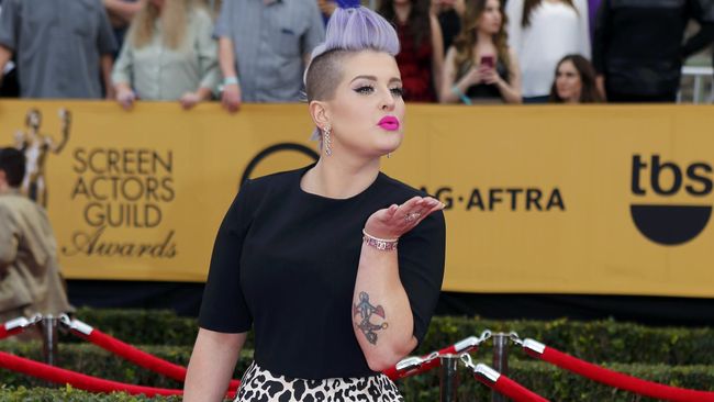 Emosi terhadap kabar perselingkuhan ayahnya, Kelly Osbourne menyebar telepon yang diduga milik Michelle Pugh ke sosial media dan menyebutnya "jasa panggilan."