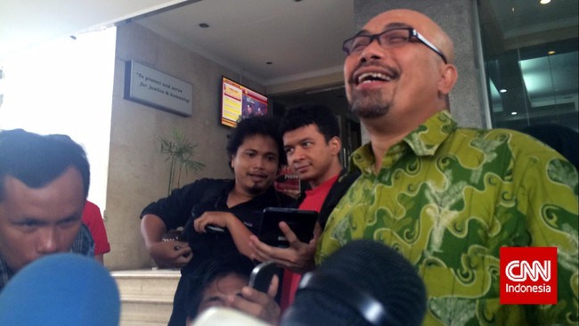 Azas Tigor mengaku bukti-bukti yang pertama diberikan sudah lengkap namun dinilai masih kurang lengkap oleh penyidik Bareskrim Mabes Polri.