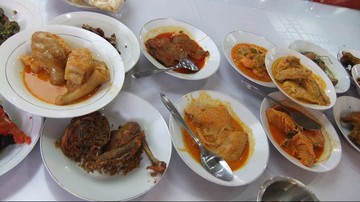 Sebuah foto brosur yang disebutkan berasal dari nasi boks Pagi Sore viral di media sosial. Dalam brosur itu, ada foto Anies hingga JK.