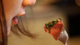 Bahaya yang Mengintai Pencinta Makan Siang di Meja Kerja