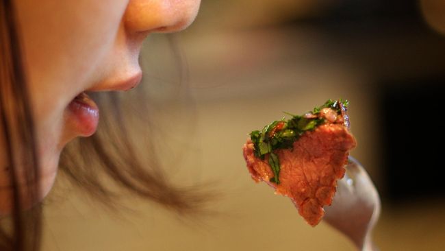 Bahaya Yang Mengintai Pencinta Makan Siang Di Meja Kerja Bahaya Yang Mengintai Pencinta Makan Siang Di Meja Kerja