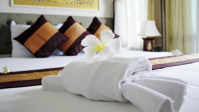 Di tengah pilihan liburan yang terbatas saat pandemi Covid-19, Anda bisa mencoba staycation bersama keluarga atau teman.