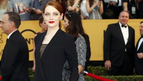 Tren Aksesori di SAG Awards: Ear Cuff dan Cincin Batu