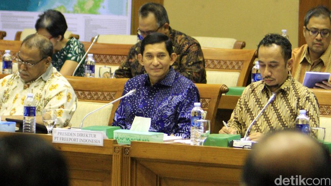 DPR mendesak PT Freeport Indonesia membangun smelter di Papua. Freeport bilang masih mengkaji rencana itu.