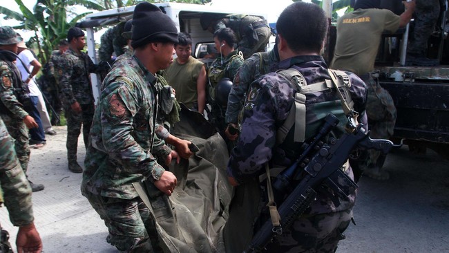 Komandan unit pasukan khusus kepolisian Filipina dibebastugaskan setelah 44 pasukan itu tewas dalam penyerbuan untuk menangkap dua buron militan Islam. 