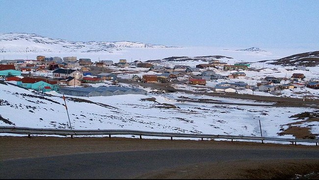 Kota Iqaluit di wilayah Nunavut, terletak di bagian paling utara Kanada sulit terjangkau dan biaya distribusi ke tempat itu sangat mahal.