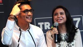 Rossa Berikan Piala AMI Awards 2018 kepada Afgan