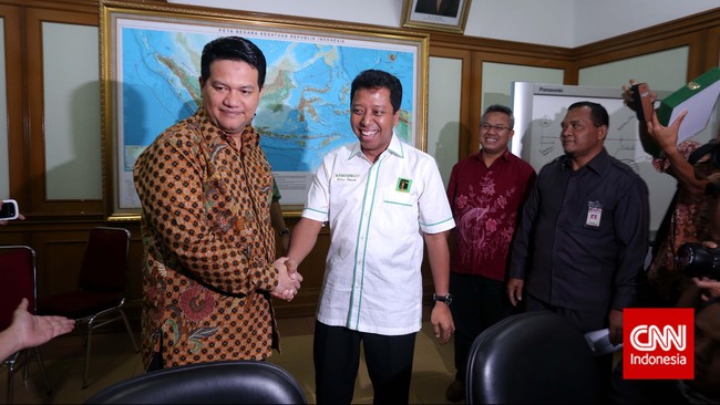 Ketua Komisi Pemilihan Umum (KPU) Husni Kamil Manik menegaskan bahwa KPU tidak akan memihak dan berpegang pada SK Menkumham.