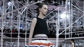 Raf Simons Gabungkan Gaya Fesyen 60-an dan Abad 21