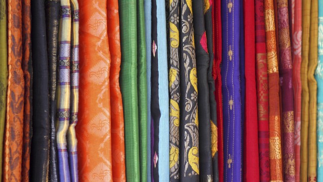 Sari yang terbuat dari emas dan perak itu dihargai Rp30 juta per helai. Diharapkan hadiah ini jadi promosi bagi sari India yang tergerus produk asal Tiongkok.