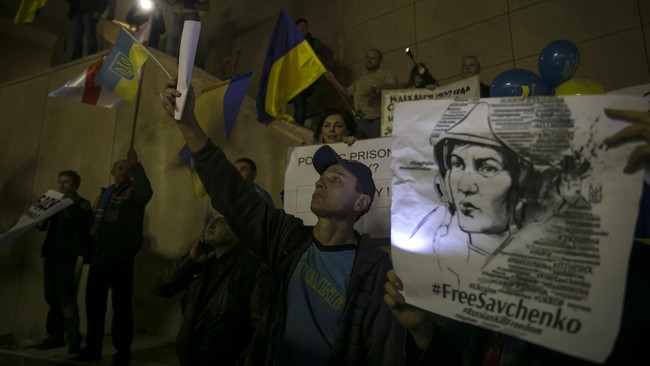 Nadezhda Savchenko, pilot militer wanita Ukraina meluncurkan aksi mogok makan selama 45 hari. Pengacaranya menyatakan dia dapat tewas karena kelaparan.