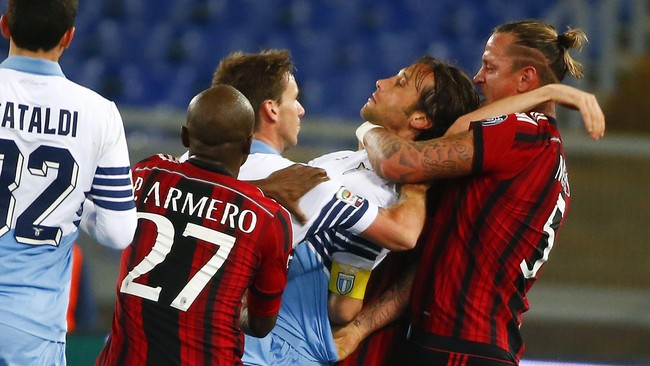 Bek sentral AC Milan Philippe Mexes dihukum empat pertandingan karena kartu merah yang ia terima usai mencekik kapten Lazio Stefano Mauri pada akhir pekan lalu.