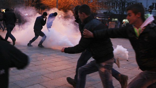 Bentrokan tak terhindarkan antara polisi anti huru-hara dan para demonstran pada aksi protes anti-pemerintah di Pristina, Kosovo pada Selasa (27/1).