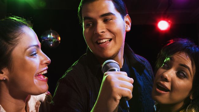 Musikus mendukung UU No 28 Tahun 2014 tentang Hak Cipta. Tapi masih ada segudang permasalahan bisnis karaoke. Perkara lisensi, dan lembaga pemungut royalti.