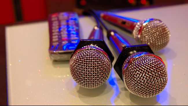 Tak peduli sekalipun suara pas-pasan, yang penting bisa menggelar “konser” ala idola dan merasakan keriaan di ruang bernyanyi, karaoke.