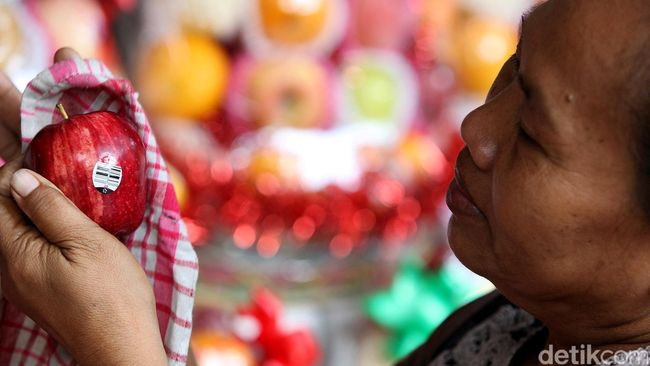 Makanan-makanan yang disimpan di dalam kulkas berisiko tinggi mengandung banyak bakteri Listeria monocytogene karena bakteri tersebut bertahan di suhu rendah.