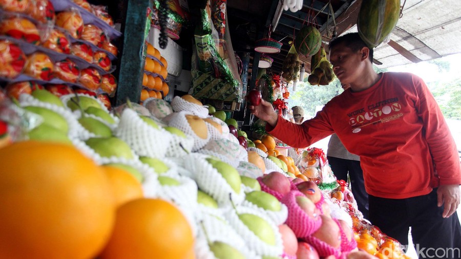 Apel AS Berbakteri, Pedagang Buah Sepi Pembeli Adanya peringatan apel impor dari Amerika Serikat mengandung bakteri berbahaya, berdampak pada sepinya penjualan buah di kawasan Barito, Jakarta, Selasa (27/1/2015). Pedagang pun mengeluh sepinya pembeli.