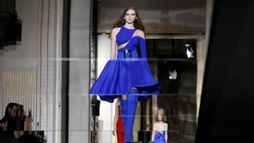 Permainan Detail Seksi Gaun Couture Donatella Versace