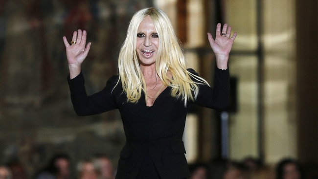 Permainan Detail Seksi Gaun Couture Donatella Versace