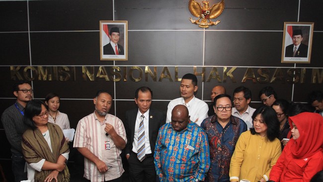 Pemerintah diminta menjamin masyarakat lokal di sekitar wilayah penyanderaan selamat, kententraman tidak terusik dan korban dipastikan selamat.