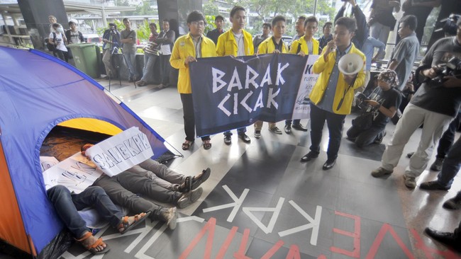 Meski demikian, keputusan Jokowi dianggap vital pasca gugatan praperadilan Budi Gunawan menang atas KPK di Pengadilan Negeri Jakarta Selatan.
