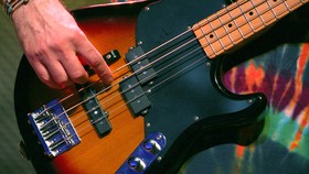 Hal Penting di Balik Gaya 'Cool' Pemain Bass
