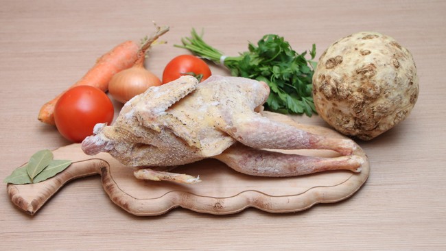 Mengonsumsi ayam yang sudah rusak dapat menimbulkan masalah pada pencernaan, keracunan, dan sejumlah penyakit lainnya. Perhatikan 5 tandanya.