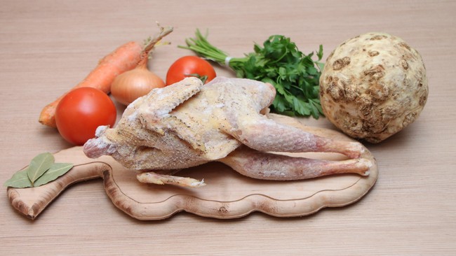 5 Tanda Ayam Sudah Tak Layak Dimakan Mengonsumsi ayam yang sudah rusak dapat menimbulkan masalah pada pencernaan, keracunan, dan sejumlah penyakit lainnya. Perhatikan 5 tandanya.