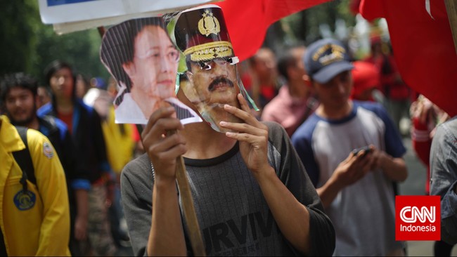 Presiden Joko Widodo diminta menjelaskan ke DPR seandainya batal melantik Komisaris Jenderal Budi Gunawan sebagai Kapolri.