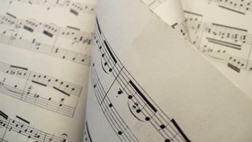 Lirik Lagu Selendang Sutra Ciptaan Ismail Marzuki dan Maknanya
