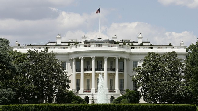 Ulah seorang anak yang memanjat rak sepeda sementara di Pennsylvania Avenue pada Minggu (12/4) membuat Secret Service memutuskan untuk menutup Gedung Putih.