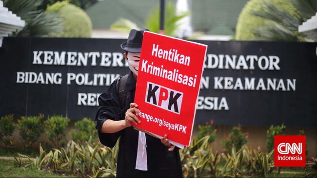 Koalisi Masyarakat Sipil Antikorupsi juga terus mengimbau agar aksi penolakan pada pelantikan Budi Gunawan sebagai Kapolri terus digelar.