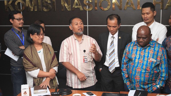 KPK terancam. Komnas HAM mendesak Jokowi bertindak konkret. Sang Presiden sebelumnya telah bertemu pimpinan KPK dan Polri untuk membahas teror itu.