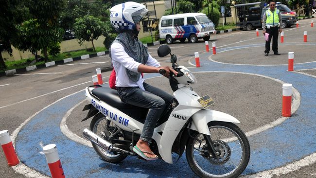 Emerson Kritik Samsat: Valentino Rossi Pun Sulit Dapat SIM C Pegiat antikorupsi Emerson Yuntho mengirim surat terbuka kepada Presiden Jokowi ihwal pungli di kantor Samsat.