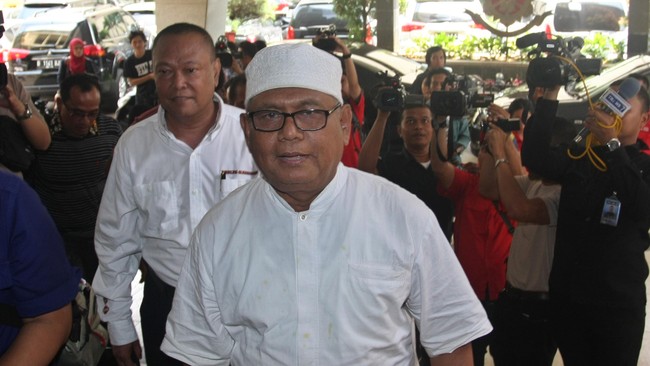 Aliansi Masyarakat Jawa Timur (Jatim-AM) menyerahkan banyak bukti berupa surat-surat. Tebalnya, 40 sampai 50 halaman.