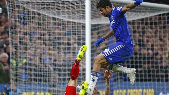 Legenda Arsenal Thierry Henry menyatakan pemain Chelsea Diego Costa benar melakukan pelanggaran berat saat melawan Liverpool di ajang Piala Liga.
