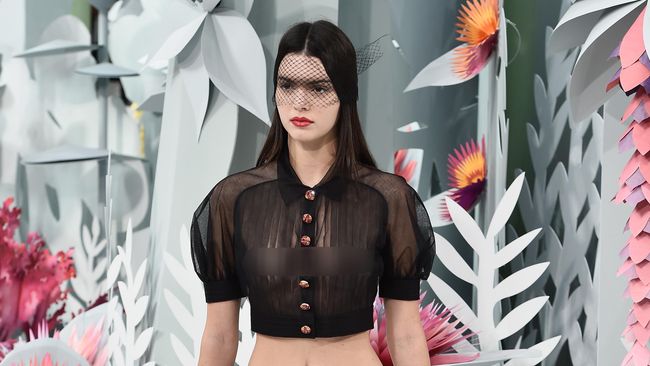Kerja keras Kendall Jenner untuk diakui sebagai model profesional terbayarkan. Dia tampil memukau di ajang Paris Fashion Week.