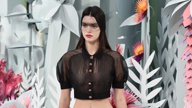 Kendall Jenner Tampil Memukau dengan Blus Menerawang