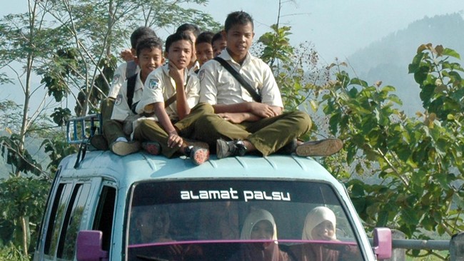 Kebijakan dana desa yang diterapkan pemerintah mulai tahun ini diyakini akan menjadi alat politik saat Pilkada dan Pilpres.