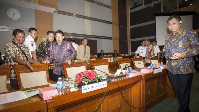Loyalis Agung Ramai Dirotasi, Saleh: Ini Bukan Komisi Buangan Legislator kubu Agung Laksono ramai-ramai digeser ke Komisi VIII bidang agama dan sosial. Sebelumnya mereka duduk di komisi 'bergengsi' DPR --Komisi I dan III.