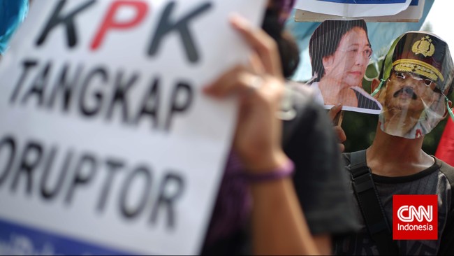 Pegawai KPK meminta pimpinan konsisten memberantas korupsi seperti yang diharapkan ratusan juta masyarakat Indonesia.