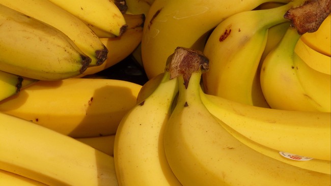 Pisang adalah buah enak dan sehat yang bisa jadi berbagai olahan makanan. Namun, ada makanan yang tidak boleh dikonsumsi bersamaan dengan pisang. Apa saja?