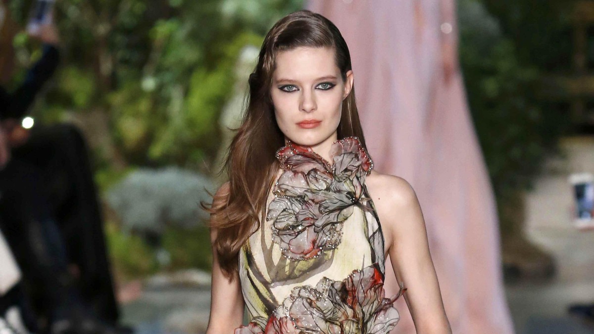 Gaun Seksi Transparan Kaya Detail dari Elie Saab
