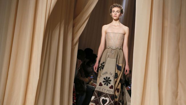 Rumah mode asal Italia, Valentino dikecam karena dianggap mengeksploitasi model di bawah umur di Paris Fashion Week.