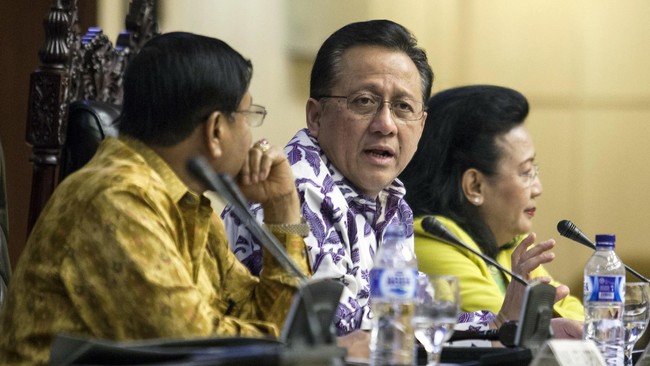 Guru menurut Irman Gusman harus berdiri di atas semua golongan dan menjadi mercusuar dan tetap solid sebagai penentu arah negeri.