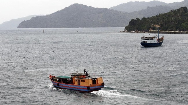 Proses sertifikasi pulau kecil terhambat sejumlah persoalan, satu di antaranya akses transportasi. Beberapa pulau hanya bisa diakses kapal perang.