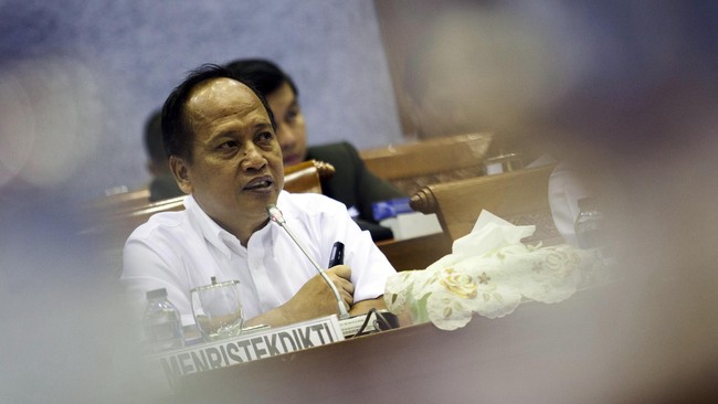Polisi berencana memanggil Menristekdikti Mohammad Natsir untuk menindaklanjuti laporannya soal pencemaran nama baik. Pemeriksaan dijadwalkan Rabu (17/1) besok.