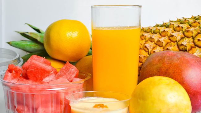 Buah bisa dimakan langsung atau diolah menjadi jus. Tapi, mana yang lebih baik makan buah utuh atau yang sudah diolah menjadi jus?