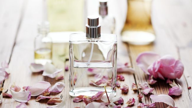 Pada dasarnya semua parfum membutuhkan tempat yang gelap dan dingin agar bisa mempertahankan aroma dan warnanya.