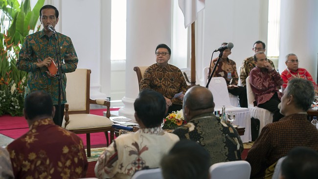 Asosiasi Pemerintah Kabupaten Seluruh Indonesia (APKASI) memandang kepala daerah hanya dijadikan penonton di UU Ciptaker karena kewenangan diambil pusat.